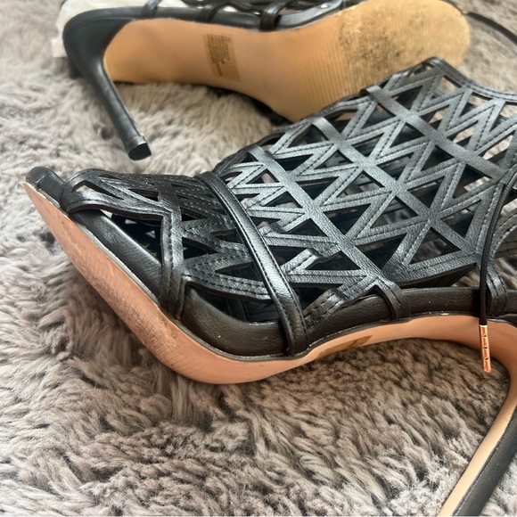 Black cage stilettos - Picture 2 of 4